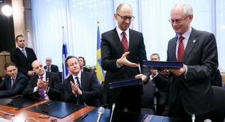O primeiro-ministro da Ucrânia Arseniy Yatsenyuk, e o Presidente do Conselho Europeu Herman Van Rompuy - em cerimônia de acordo que aconteceu nesta sexta-feira