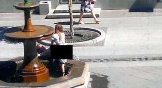 <p>O casal faz sexo em uma fonte da rua Leningrado, em Samara, Rússia</p>