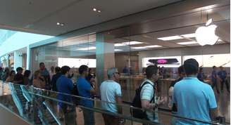 <p>Fila na Apple Store no Rio de Janeiro durante lançamento do iPhone 6 no Brasil (14.11.2014)</p>