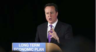 O primeiro-ministro britânico, David Cameron, discursa para líderes empresariais em uma conferência em Manchester, norte da Inglaterra, em 08 de janeiro