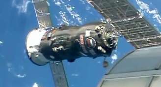 Momento em que a nave de carga Progress M-28M se acopla com sucesso à ISS