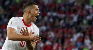 Xhaqa comemora gol da Suíça sobre a Sérvia