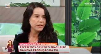 A atriz sugere que a falta de convites para fazer TV no Brasil está relacionada ao seu ativismo político