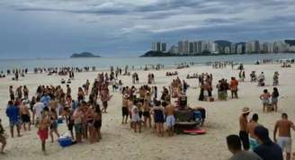 Banhistas aglomerados em praia do Guarujá
