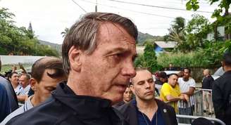 O presidente da República, Jair Bolsonaro, conversando com apoiadores em Guarujá (SP). 