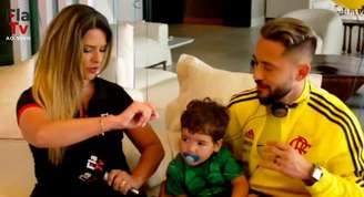 Everton Ribeiro celebrou ao lado da família (Foto: Reprodução / FlaTV)