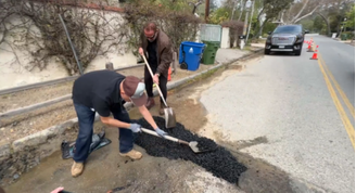 Arnold Schwarzenegger tampa buraco no bairro onde mora por conta própria