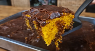 Bolo de cenoura com cobertura de chocolate, um clássico delicioso