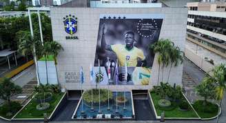 Eleito melhor do mundo, CBF homenageia Vini Jr e estampa foto do atacante na sede da entidade