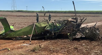 Avião de pequeno porte ficou destruído após queda