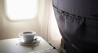 Preparo do café servido em avião causa polêmica nas redes sociais