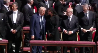 Primeira-dama salva Donald Trump de gafe no velório do papa, aponta leitura labial