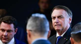 Ex-presidente Jair Bolsonaro com broches pendurados em seu paletó