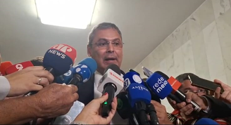 Lindbergh Farias durante reunião de líderes na Câmara