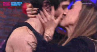 Tata Werneck se reconcilia e dá selinho em Fiuk