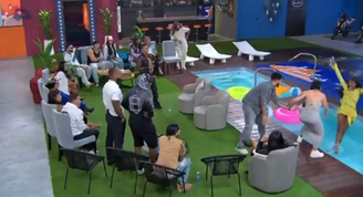 Yina Calderón foi expulsa por ter empurrado La Piry na piscina