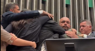 Glauber Braga é retirado a força