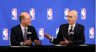O secretário-geral da Fifa, Andreas Zagklis, em coletiva com o comissário da NBA, Adam Silver