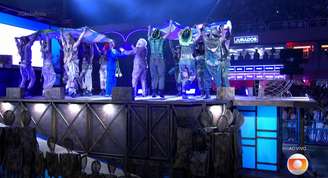 Bolsonaro retratado como 'Bozo' interagiu com a representação Lula no carro da Comissão de Frente da Acadêmicos de Niterói