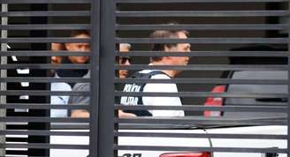 O ex-presidente Jair Bolsonaro ao chegar em casa, para cumprir prisão domiciliar, após deixar o hospital nesta sexta-feira, 27