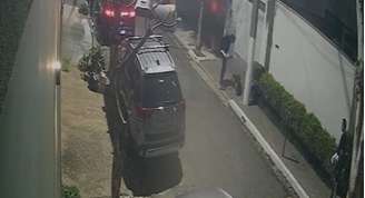 Câmeras registram momento em que o empresário Ivo Kos agride Giullia na rua.