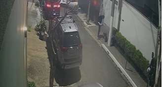 No vídeo, um dos seguranças ajuda o agressor, enquanto o outro permanece omisso
