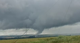 Entenda o que é 'tornado landspout', fenômeno registrado no Paraná