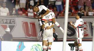 Lucas Moura comemora com Calleri 