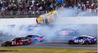 Joey Logano (#22) capotando em acidente no Talladega Superspeedway.