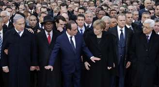 <p>O primeiro-ministro de Israel, Benjamin Netanyahu, o presidente do Mali, Ibrahim Boubacar Keita, o presidente francês, François Hollande, e a chanceler alemã, Angela Merkel, participam da manifestação realizada em Paris, em 11 de janeiro</p>