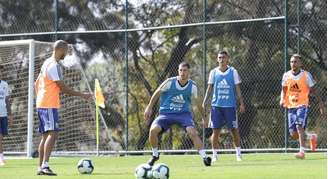Jogadores reservas da Argentina treinam após empate com o Paraguai.