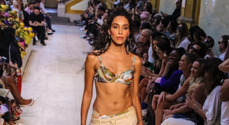 Lea T no desfile da Água de Coco (Foto: Thiago Duran/AgNews)