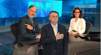 Orgulhoso, Bonner aponta o braço que recebeu a primeira dose da vacina; Renata espera sua vez; oficialmente, presidente Bolsonaro não foi imunizado