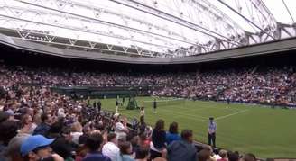 Público de Wimbledon aplaude a pesquisadora Sarah Gilbert de pé (Reprodução / BBC)