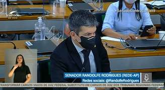 Senador Randolfe Rodrigues surpreende os colegas ao citar música com termos pouco usados nos plenários do Congresso