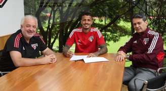 Rui Costa (direita) durante a renovação de contrato do zagueiro Diego Costa (Foto: Divulgação/São Paulo FC)