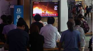 Sul-coreanos acompanham noticiário sobre mísseis disparados pela Coreia do Norte