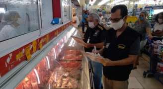 Agentes confiscaram 50 quilos de carne, além de produtos vencidos 