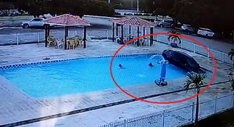 Carro desgovernado invade piscina e quase atropela crianças  