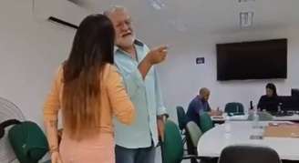 Vereadora e prefeito de Ilhabela discutem durante análise de licitação pública.