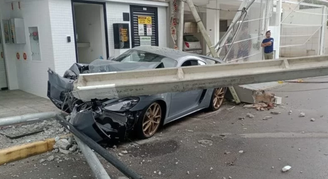 Porsche de R$ 1 milhão fica destruído após motorista bater em poste em SC