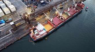 Cargueiro de soja dos EUA no Porto de Paranaguá
REUTERS/Rodolfo Buhrer