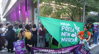 Manifestantes em SP acusam Cremesp de criminalizar aborto legal