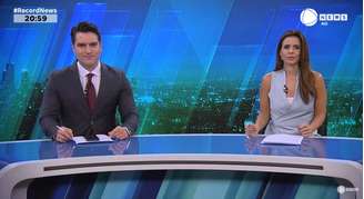 Os apresentadores Gustavo Toledo e Renata Caetano na bancada do 'Jornal da Record News'