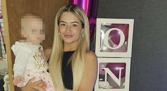 Foto da jovem segurando sua irmã no colo, antes de ser internada