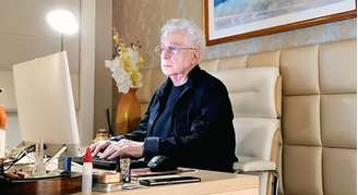 Aguinaldo Silva no ofício de que é mestre: escrever novelas provocativas e engraçadas