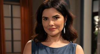 Vanessa Giácomo caracterizada como Isabel, a esposa que vê na ex-namorada do marido uma rival a ser derrotada