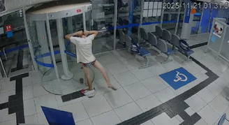 O homem ficou de cueca quando a cabeça entalou na porta giratória
