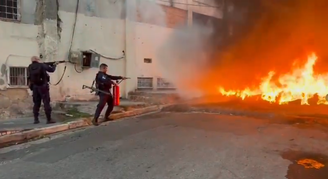 Operação Barricada Zero: criminosos colocam fogo em carros e estruturas para impedir avanço da polícia