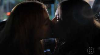 O beijo entre Juquinha e Lorena foi discreto e na penumbra. mas aconteceu